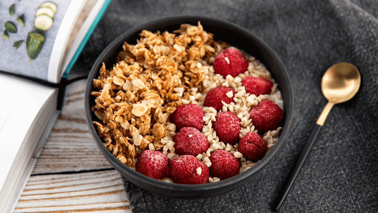 Domowa granola z bananem i malinami