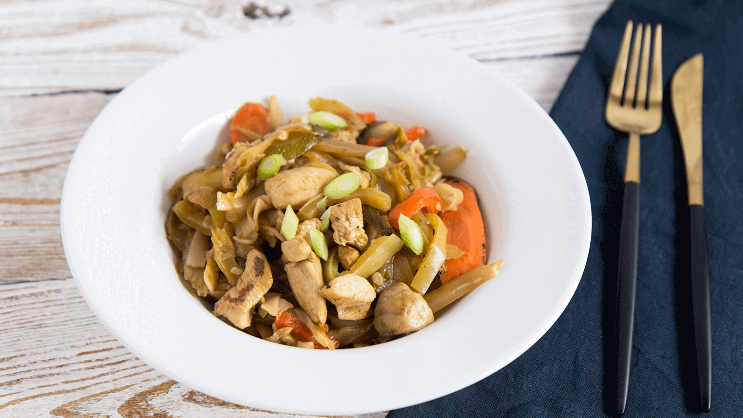 Pad Thai z kurczakiem, warzywami i kolendrą