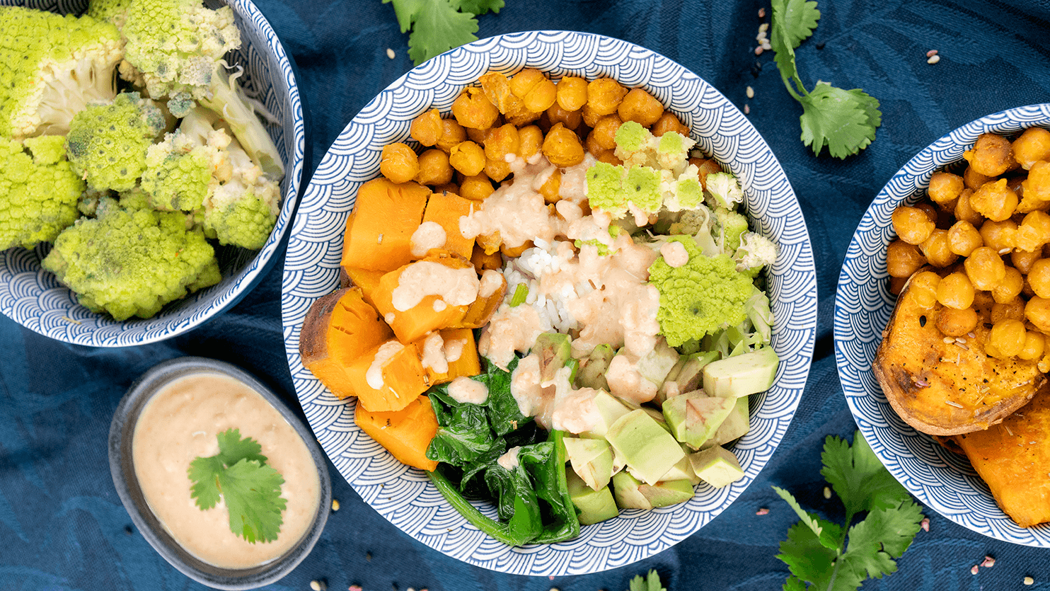 Buddha bowl ze słodkimi ziemniakami i ciecierzycą