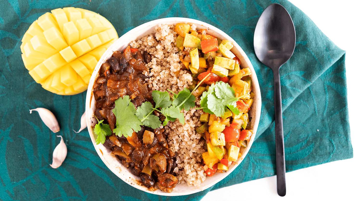 Bowl z czarną fasolą, komosą ryżową oraz salsą z mango i awokado