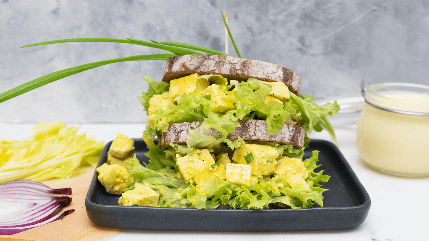 Kanapki z pastą „jajeczną” z tofu