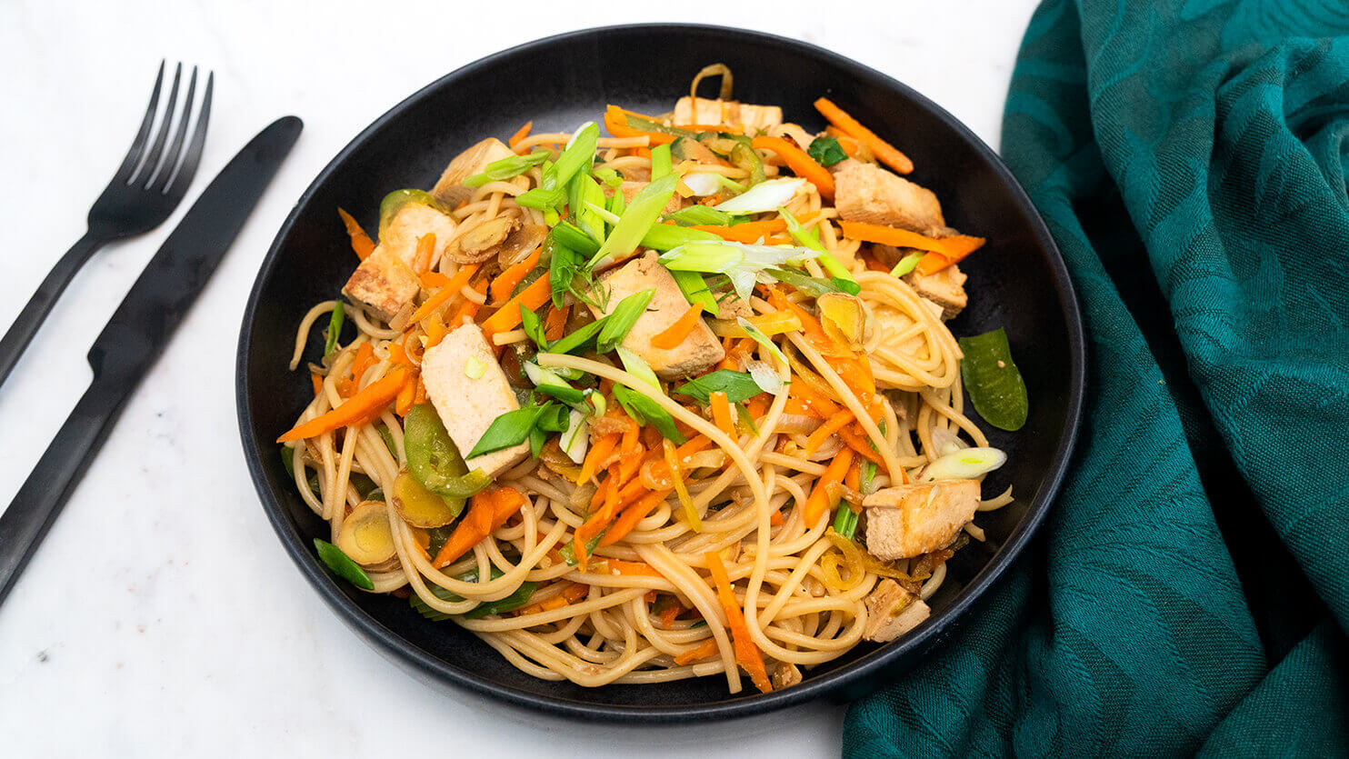 Aromatyczne danie z marynowanym tofu i makaronem
