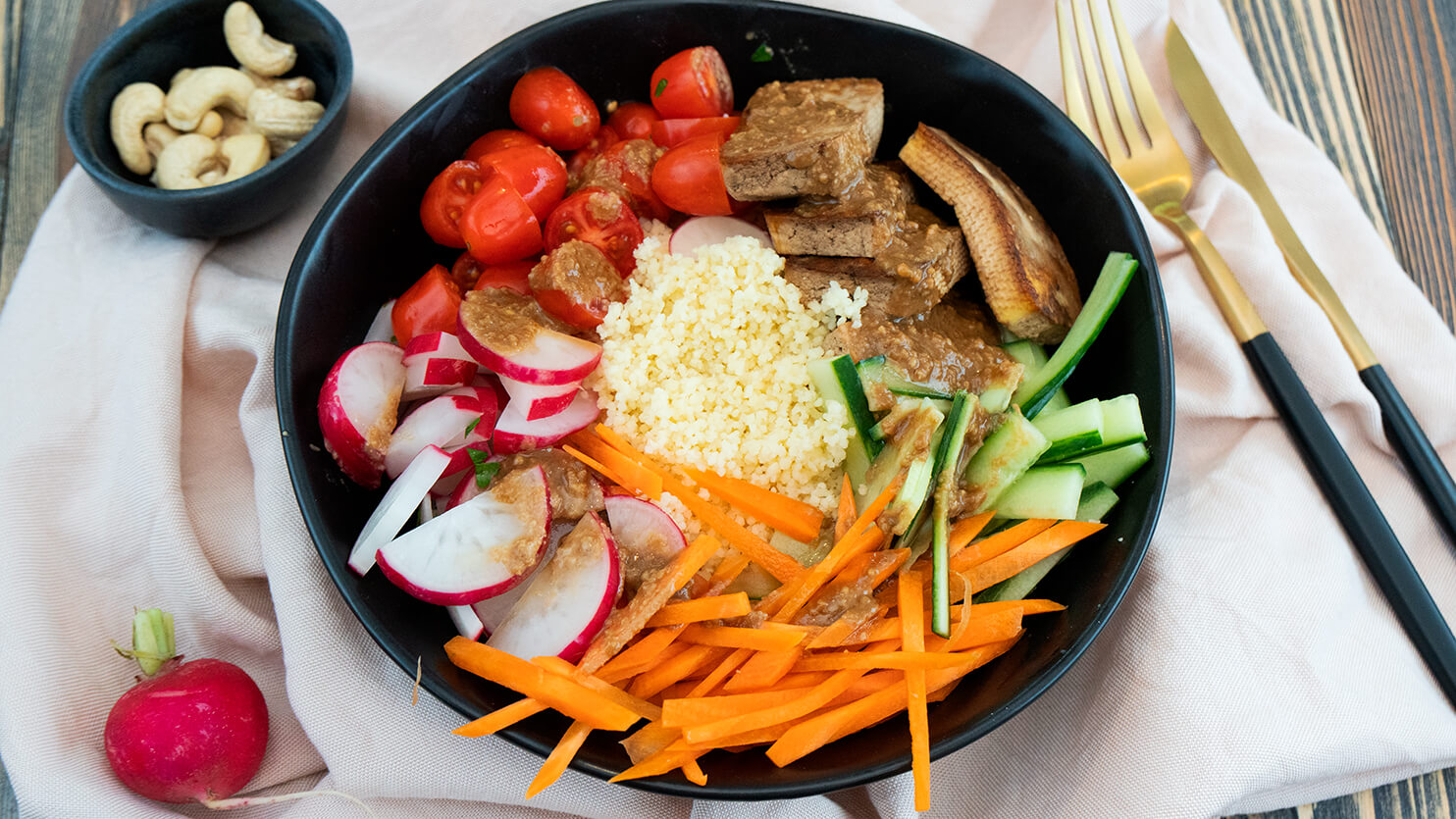 Kuskus z tofu i orzechowym sosem