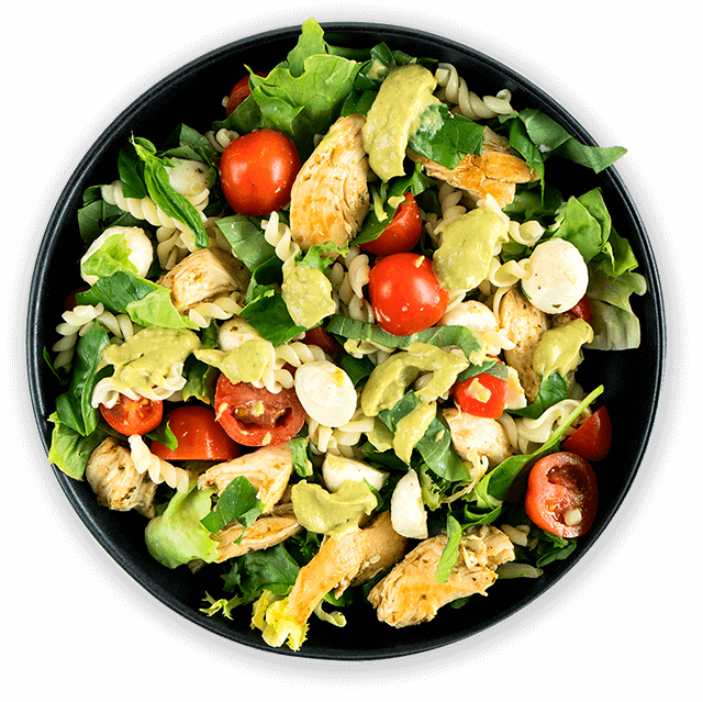 Włoska sałatka Caprese z kurczakiem w jogurtowo-kremowym pesto