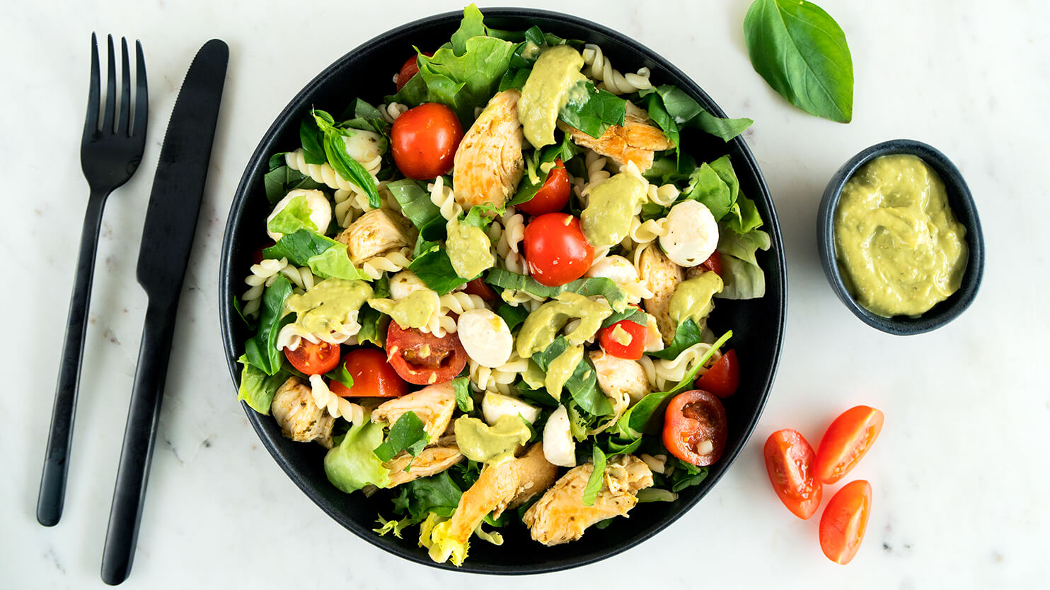 Włoska sałatka Caprese z kurczakiem w jogurtowo-kremowym pesto