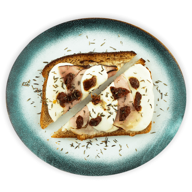 Tost z mozzarellą, szynką i suszonymi pomidorami