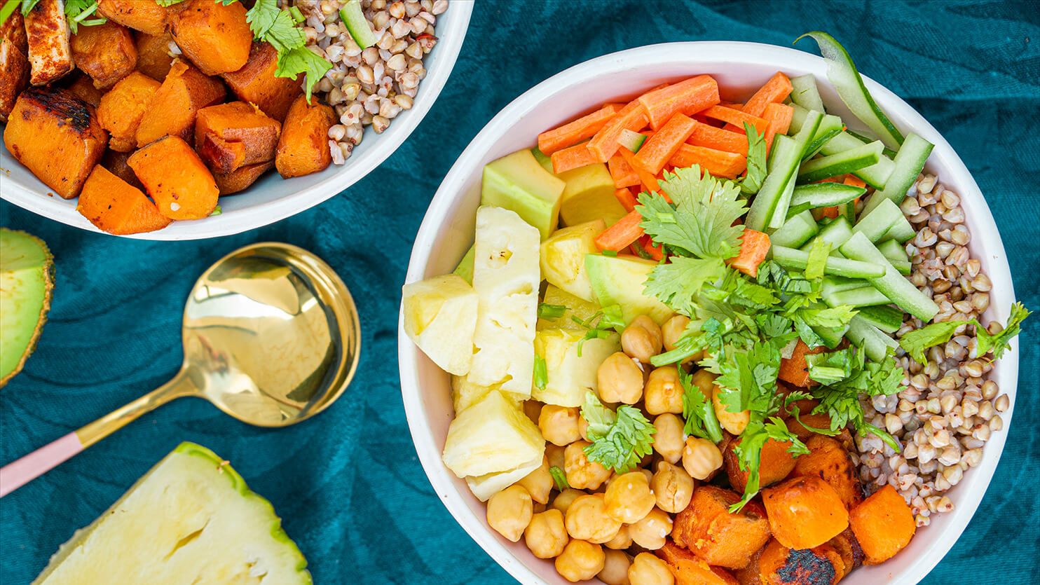 Wegański buddha bowl z ananasem