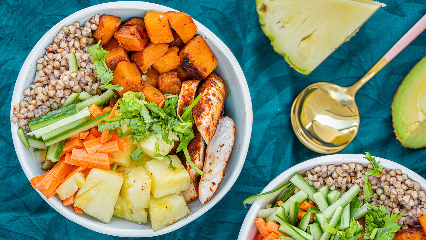Buddha bowl z kurczakiem i ananasem