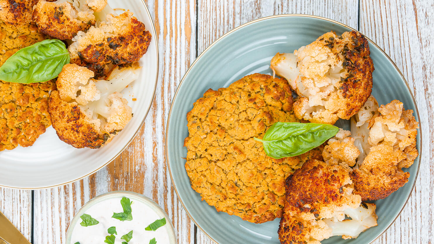Wegański kotlet i pieczony kalafior