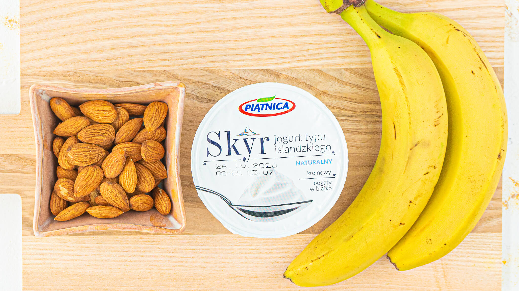 Skyr + orzechy + banan