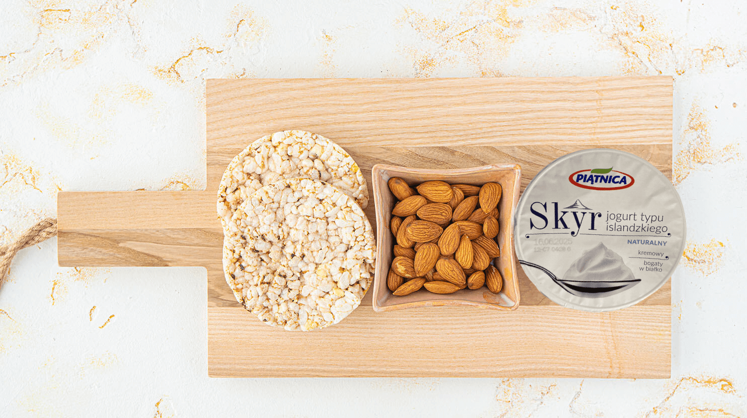 Skyr owocowy + orzechy + wafle ryżowe
