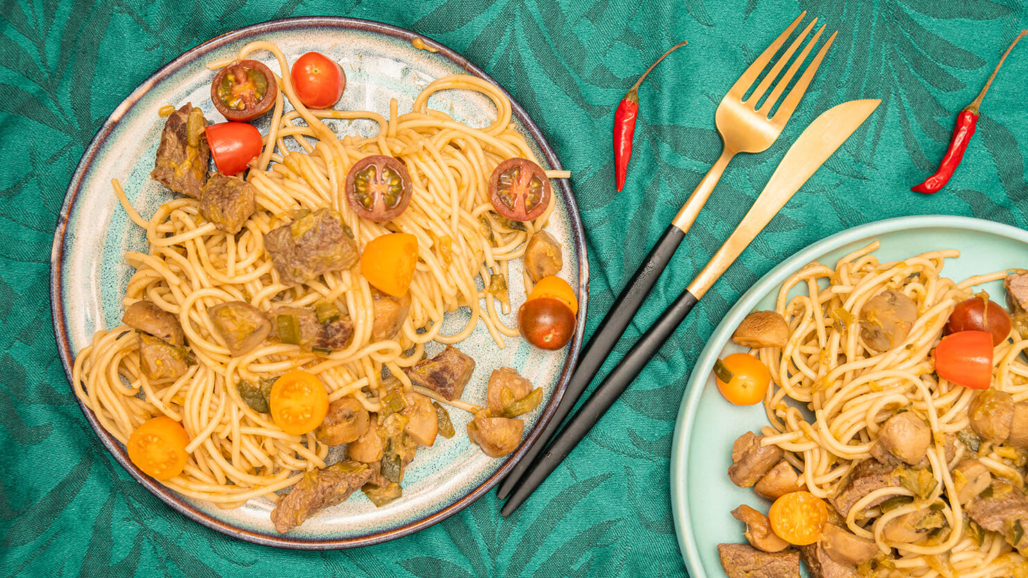 Makaron spaghetti z wołowiną i warzywami