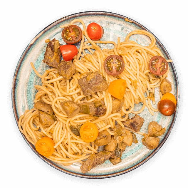 Makaron spaghetti z wołowiną i warzywami