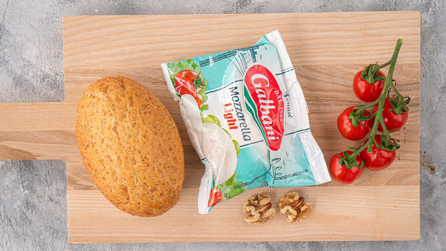 Mozzarella, pomidor, grahamka i orzechy
