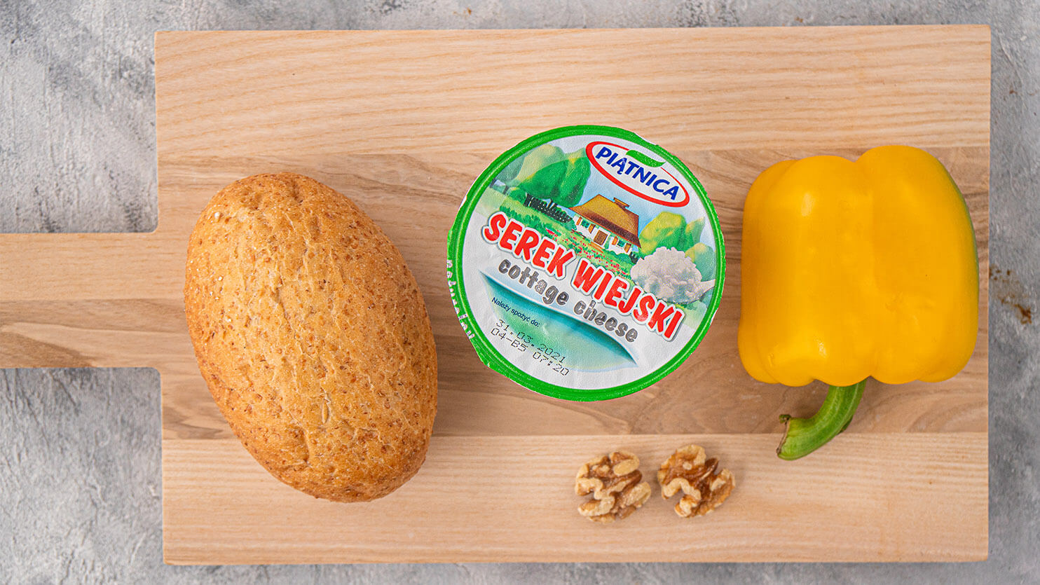 Serek wiejski, papryka, grahamka i orzechy