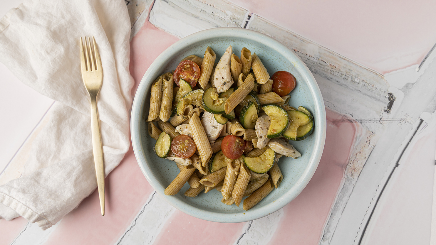 Penne z kurczakiem, pesto, cukinią i pomidorkami