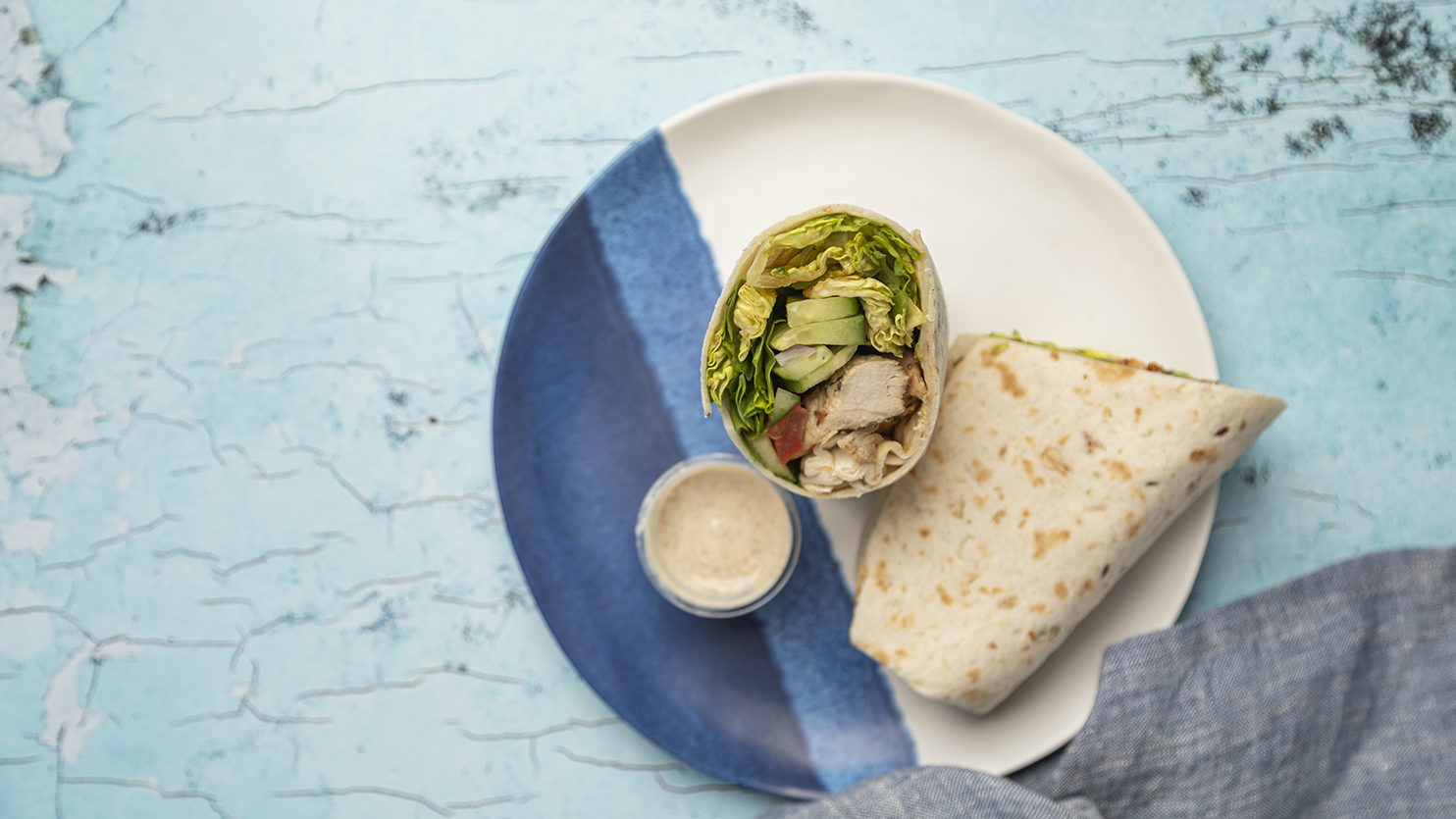 Tortilla z grillowanym schabem, warzywami i sosem jogurtowym
