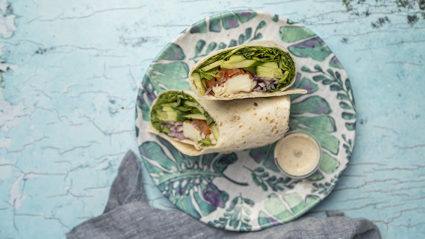 Tortilla z sałatką po grecku i halloumi
