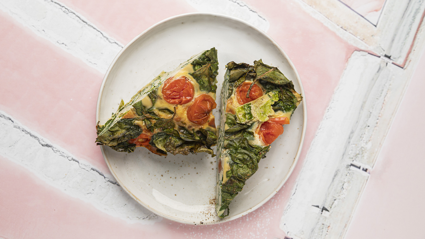 Wegetariański quiche ze szpinakiem i pomidorkami koktajlowymi