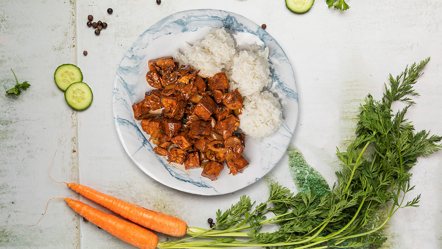 Tofu po seczuańsku z ryżem jaśminowym i pomidorami