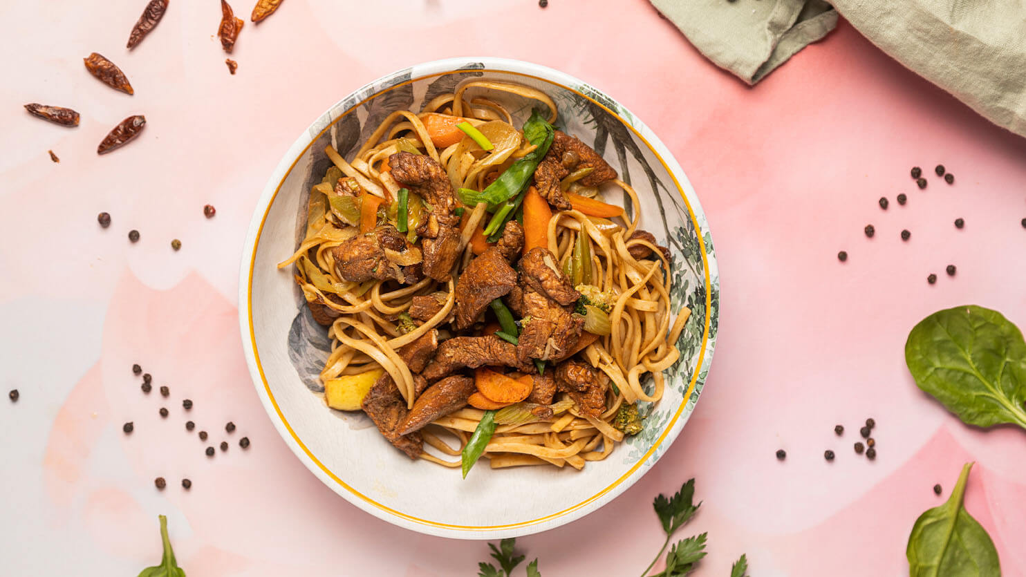 Makaron noodle po chińsku z indykiem i warzywami