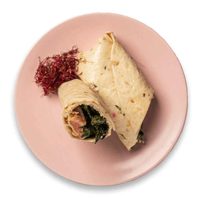 Tortilla z wędzonym łososiem, szpinakiem, koperkiem i ogórkiem