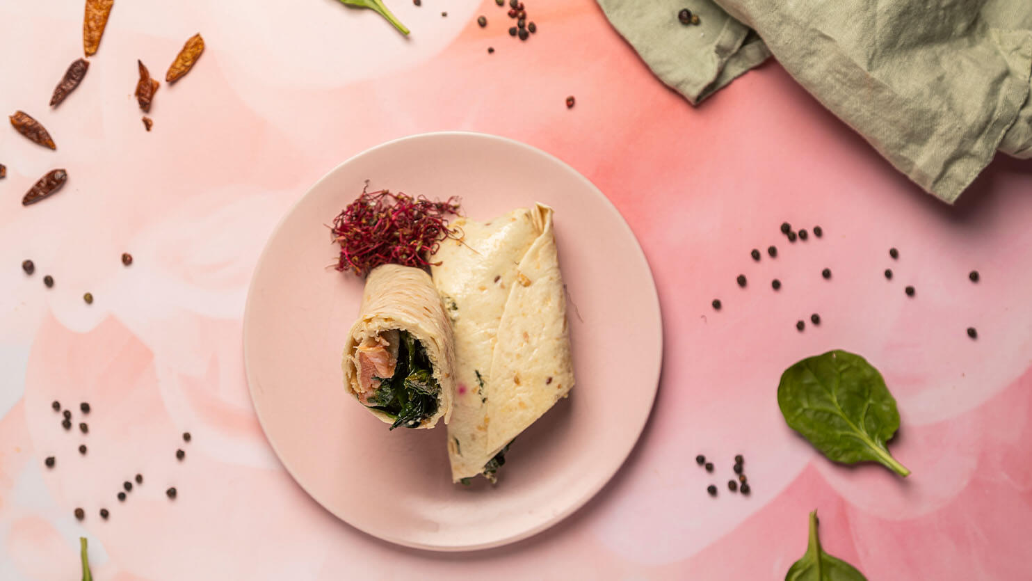 Tortilla z wędzonym łososiem, szpinakiem, koperkiem i ogórkiem