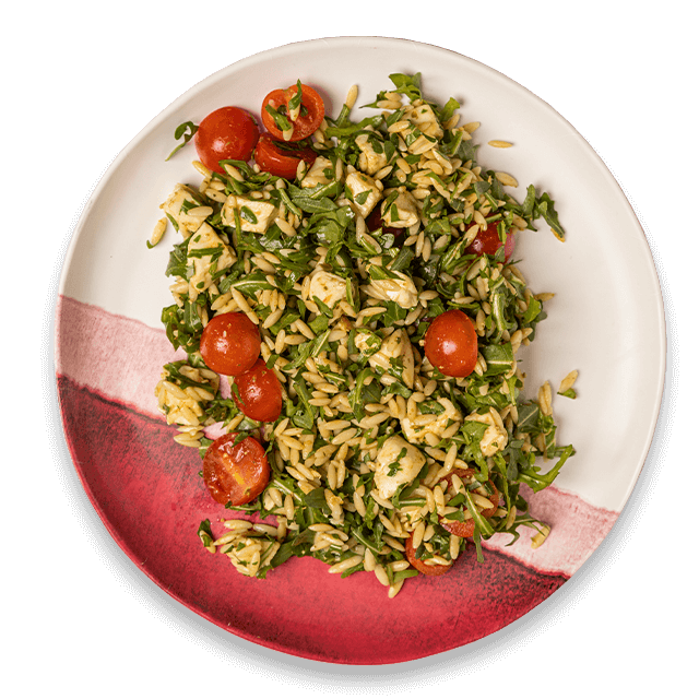 Intensywnie ziołowa sałatka Caprese z makaronem orzo