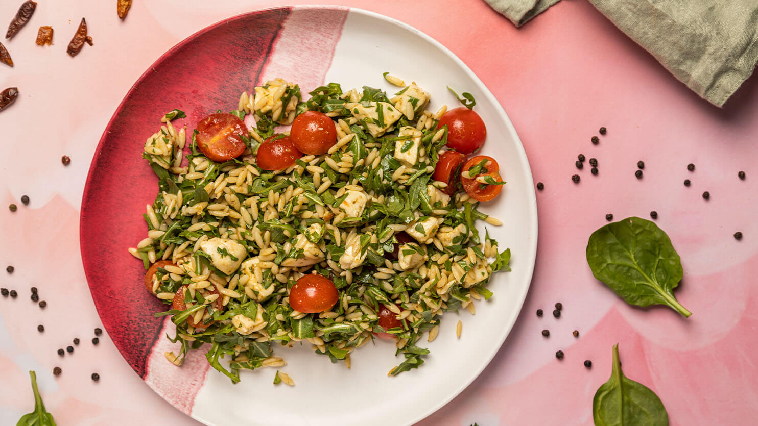 Intensywnie ziołowa sałatka Caprese z makaronem orzo