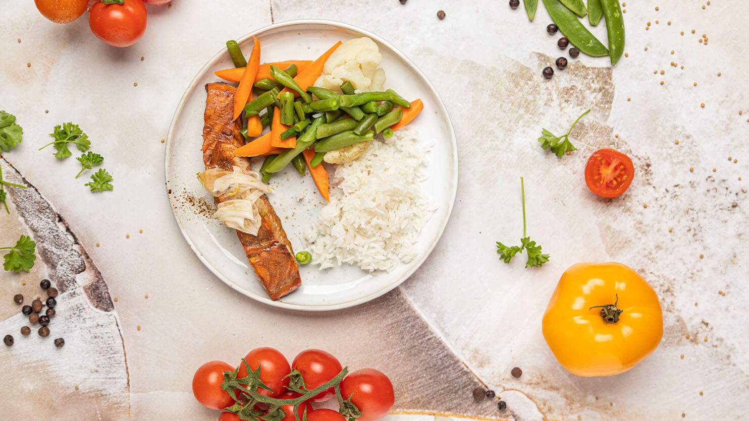 Pieczony łosoś teriyaki z warzywami i ryżem