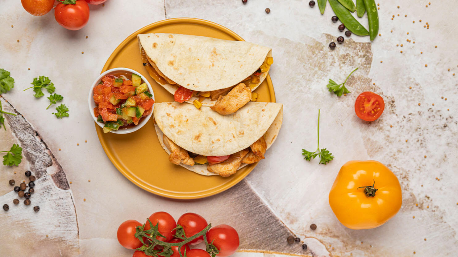 Meksykańskie tacos z grillowanym kurczakiem i salsą