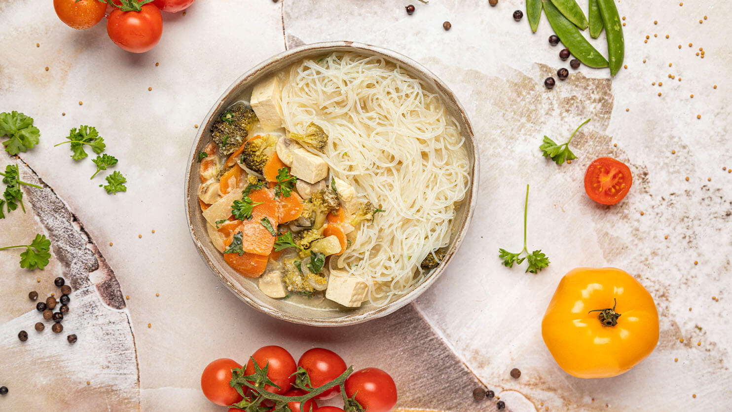 Tajska zupa z tofu, pieczarkami i makaronem sojowym
