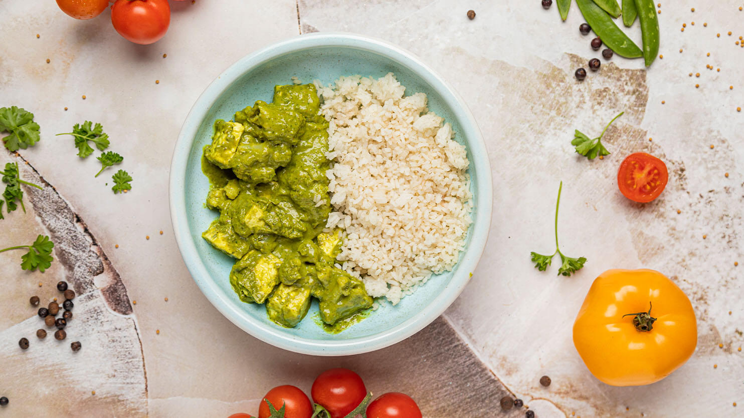 Indyjski palak paneer z curry i ryżem korzennym