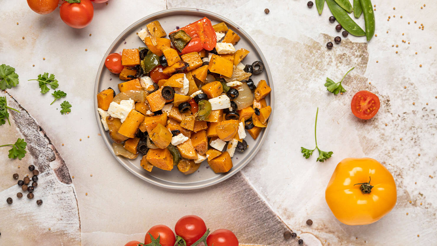 Bataty z pieczonymi warzywami i serem feta