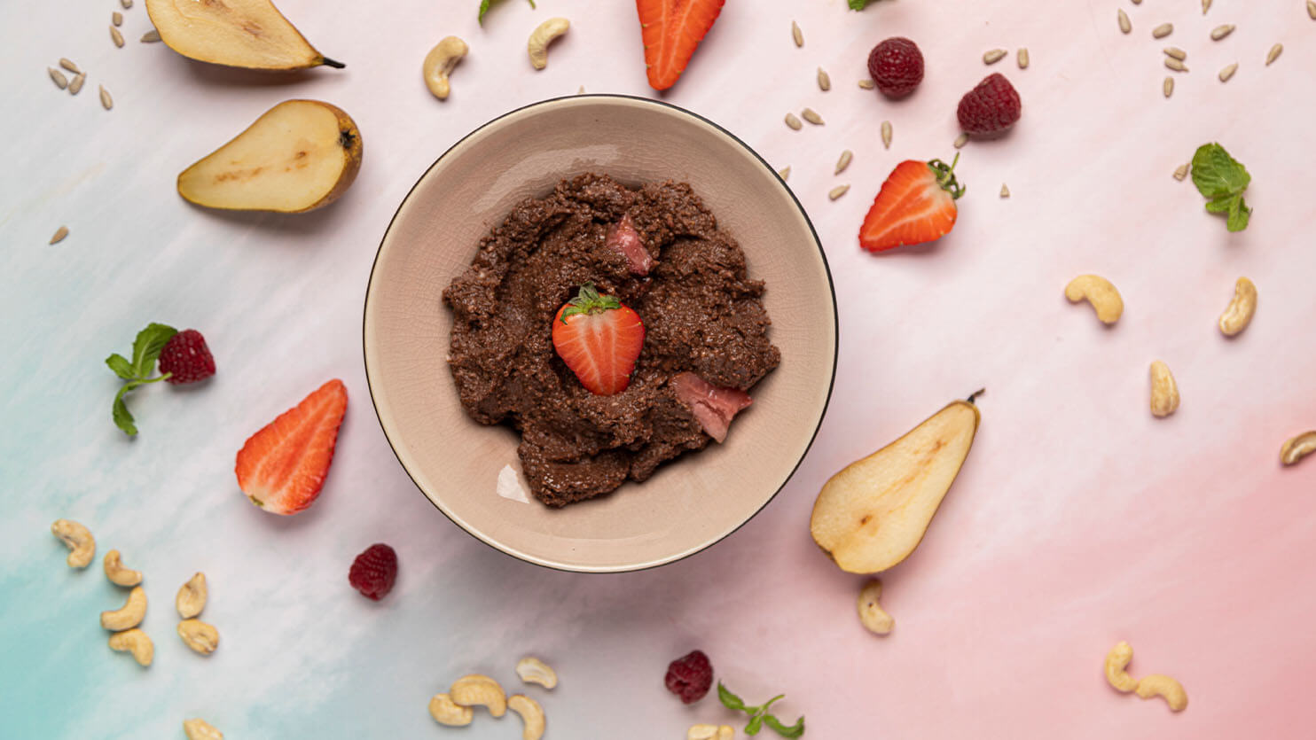 Pudding czekoladowy z truskawkami