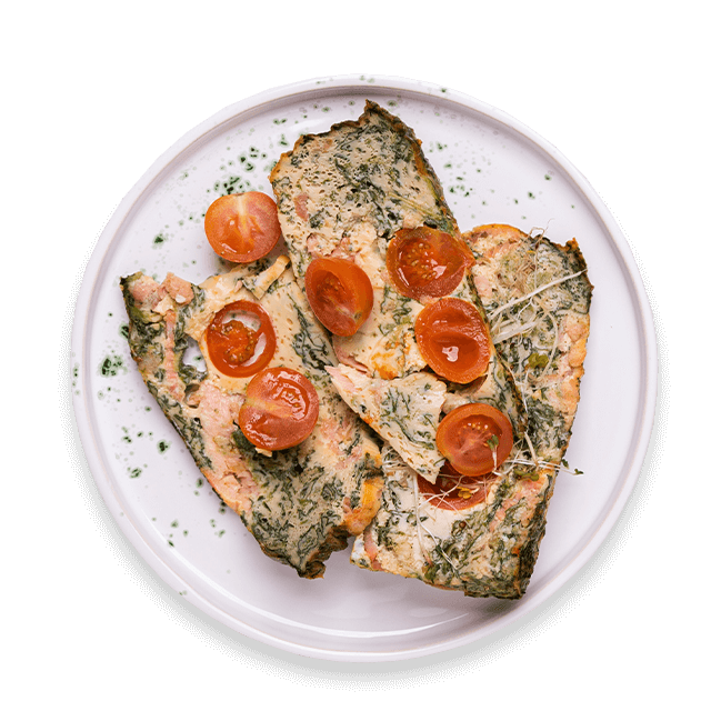 Omlet z wędzonym łososiem, szpinakiem i pomidorkami koktajlowymi