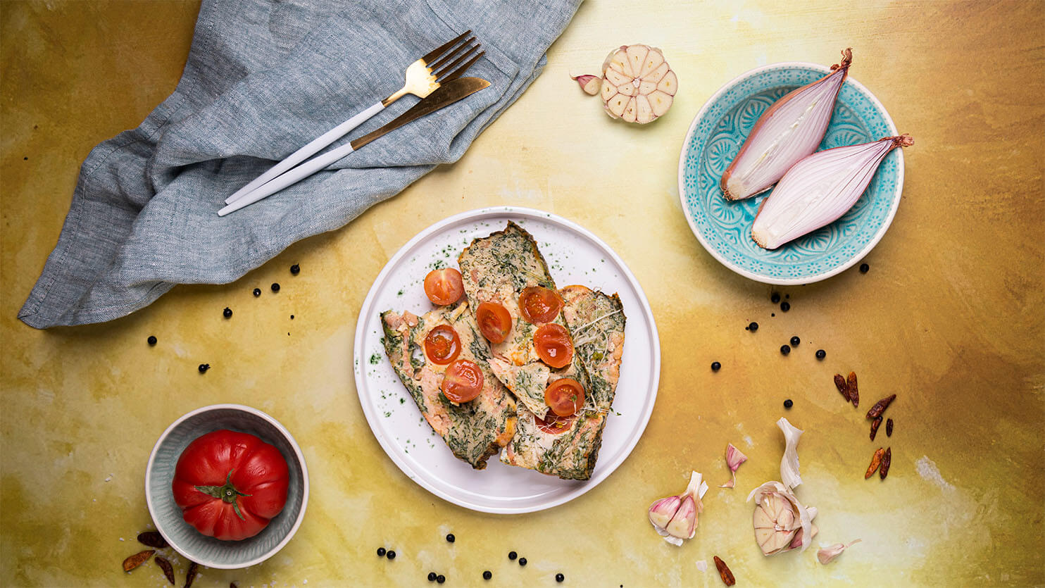 Omlet z wędzonym łososiem, szpinakiem i pomidorkami koktajlowymi