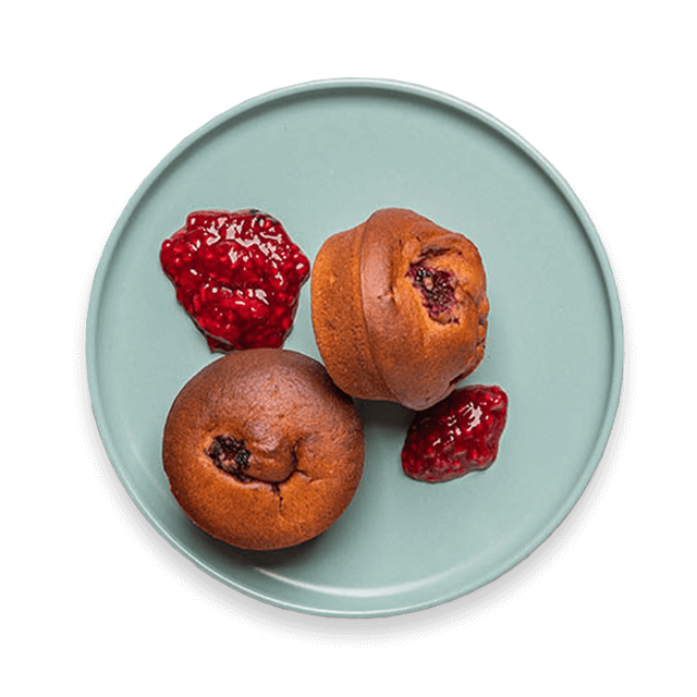 Słodkie muffiny z bananem i malinami