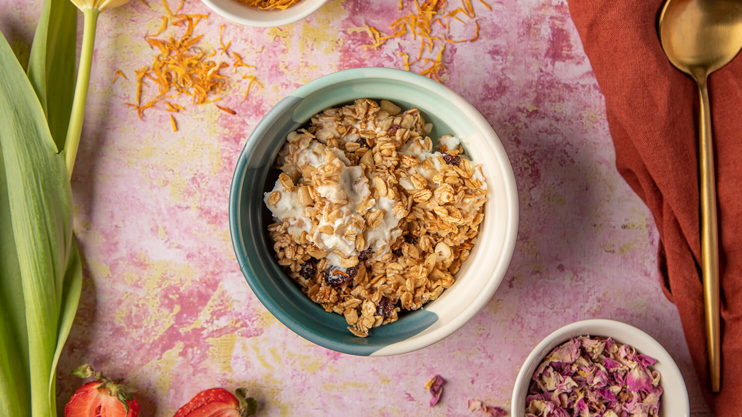 Jogurt naturalny z domową granolą, orzechami i żurawiną