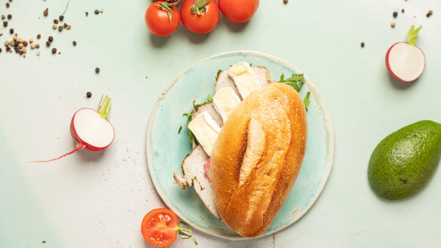 Kanapka ze schabem pieczonym z serem camembert