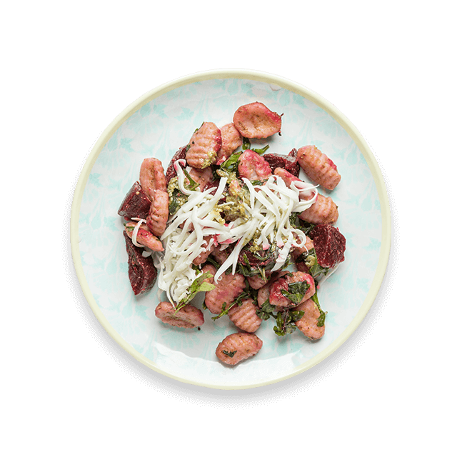 Gnocchi z zielonym pesto, burakiem i kozim serem