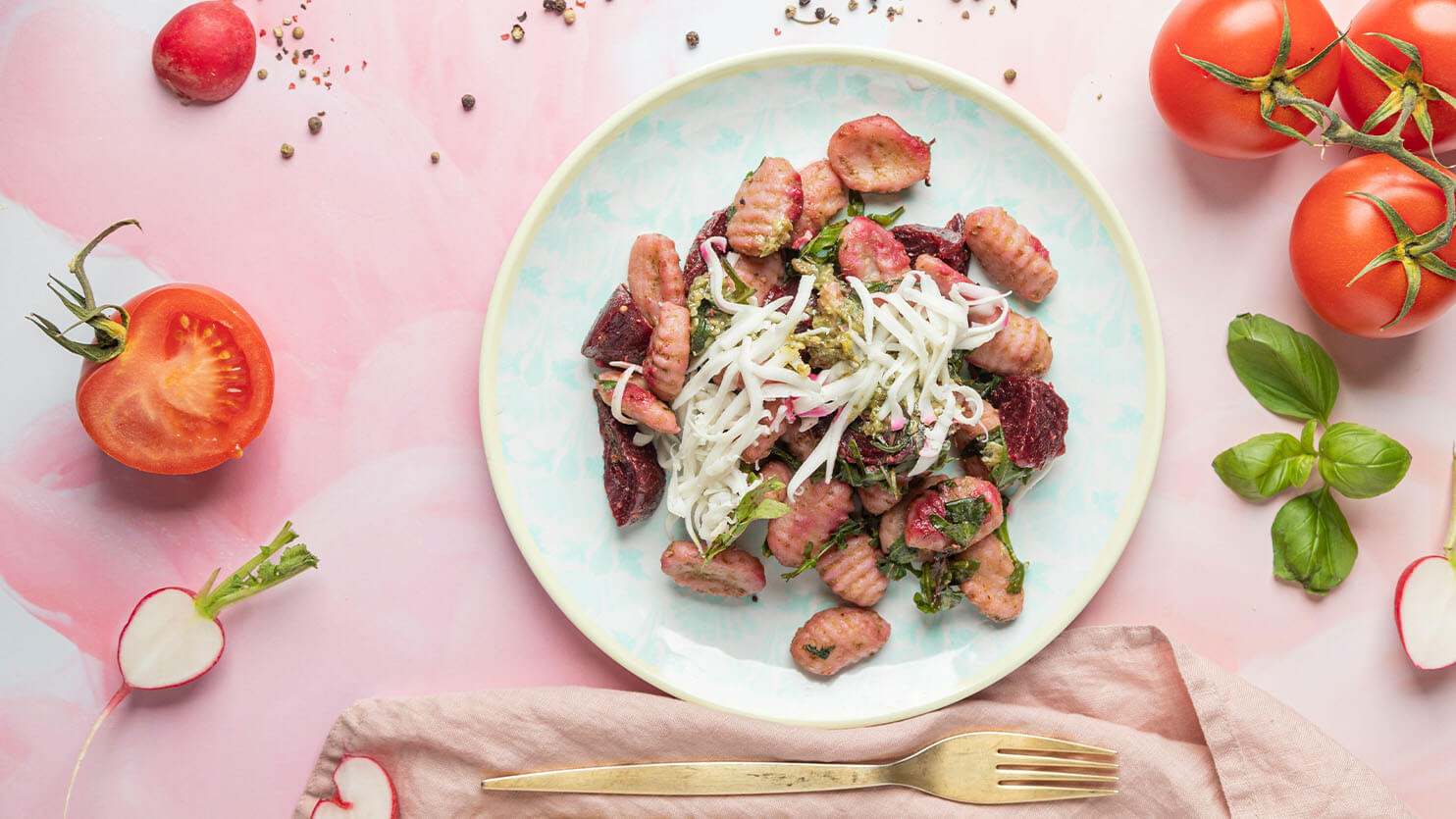 Gnocchi z zielonym pesto, burakiem i kozim serem