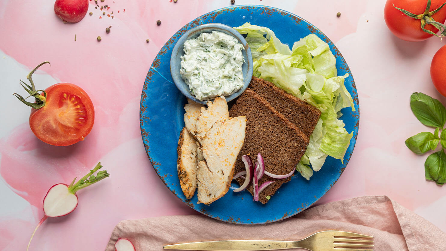 Kurczak z przyprawą gyros, z twarożkiem tzatziki i pieczywem