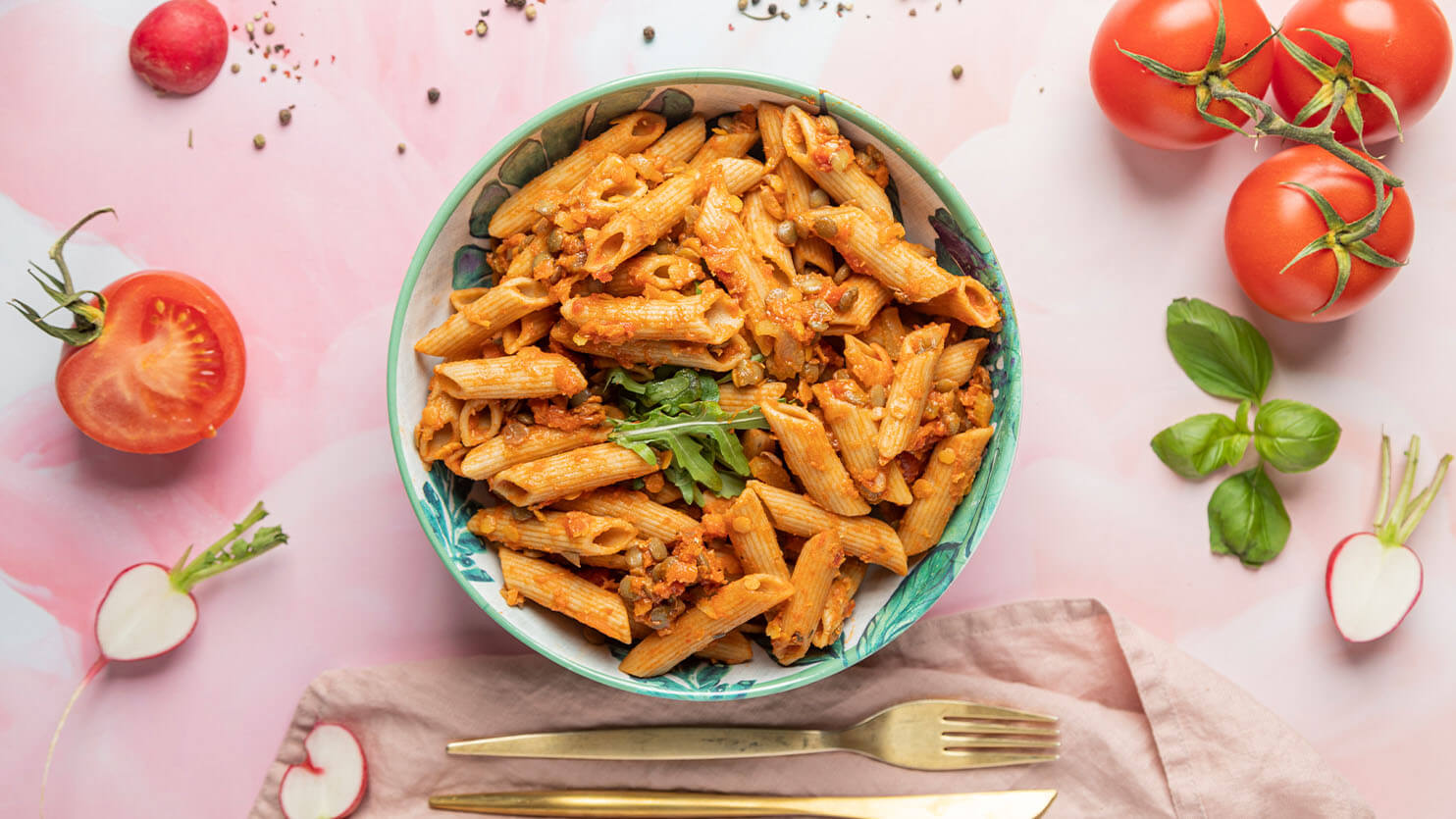 Makaron penne z sosem bolońskim z soczewicy