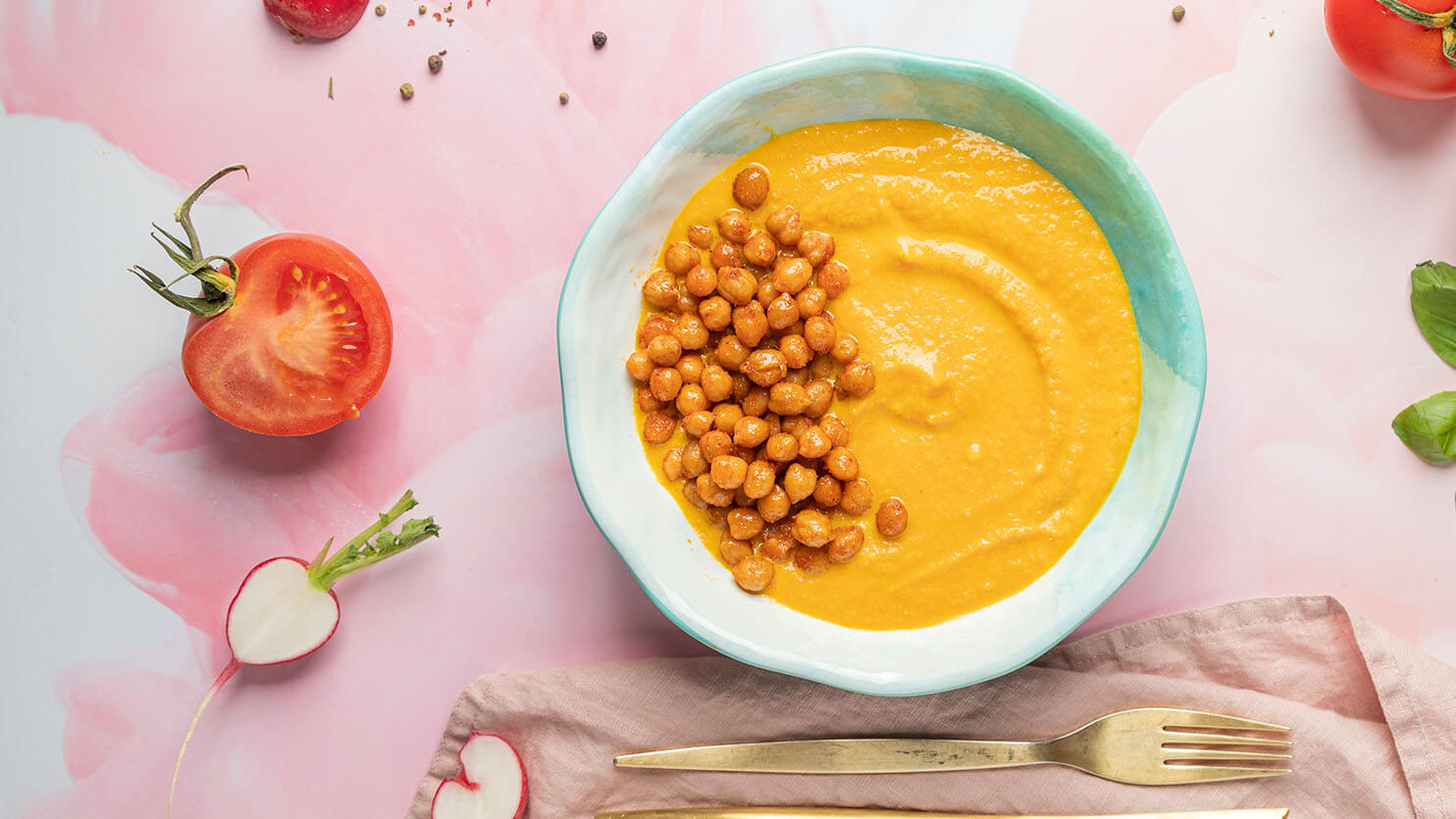 Krem marchewkowy z tahini i pieczoną ciecierzycą