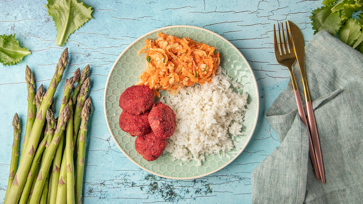 Pieczone buraczane falafele z ryżem i tartymi warzywami