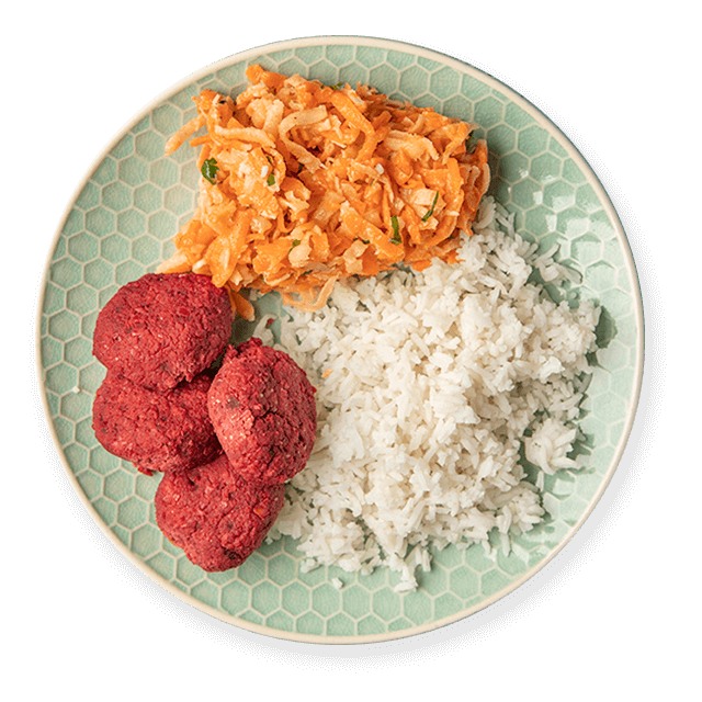 Pieczone buraczane falafele z ryżem i tartymi warzywami