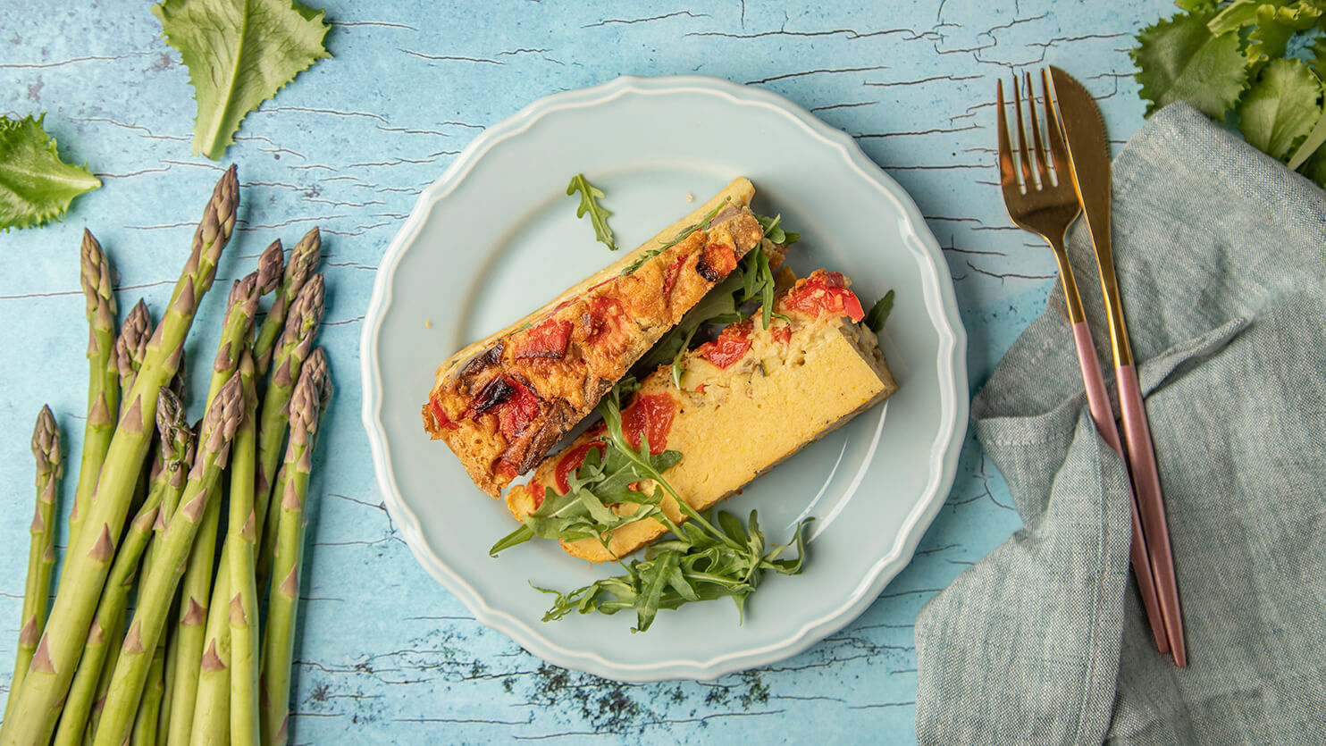 Omlet z cukinią, papryką, pieczarkami i rukolą