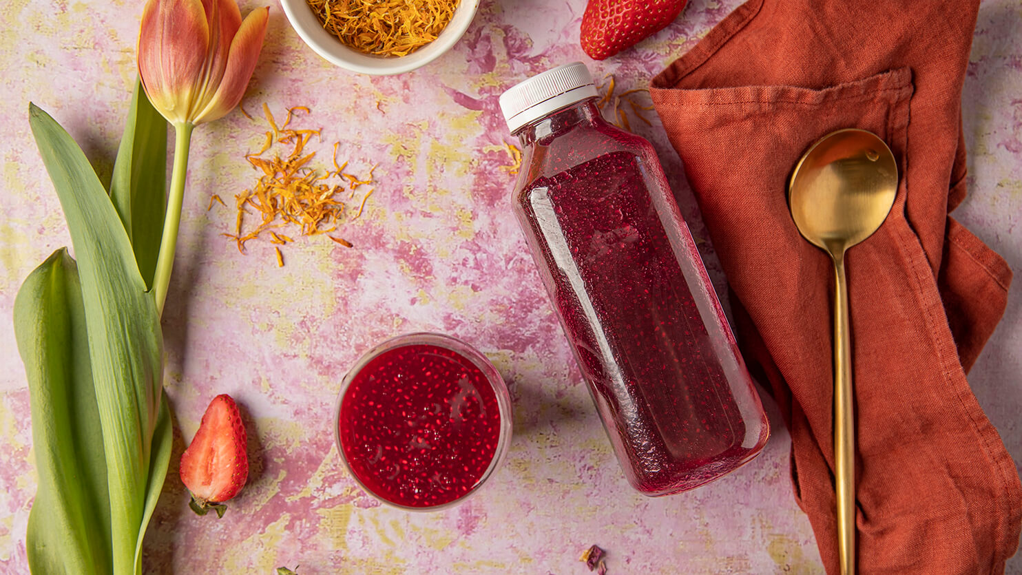 Czerwone smoothie z buraka, soku z porzeczki i mięty