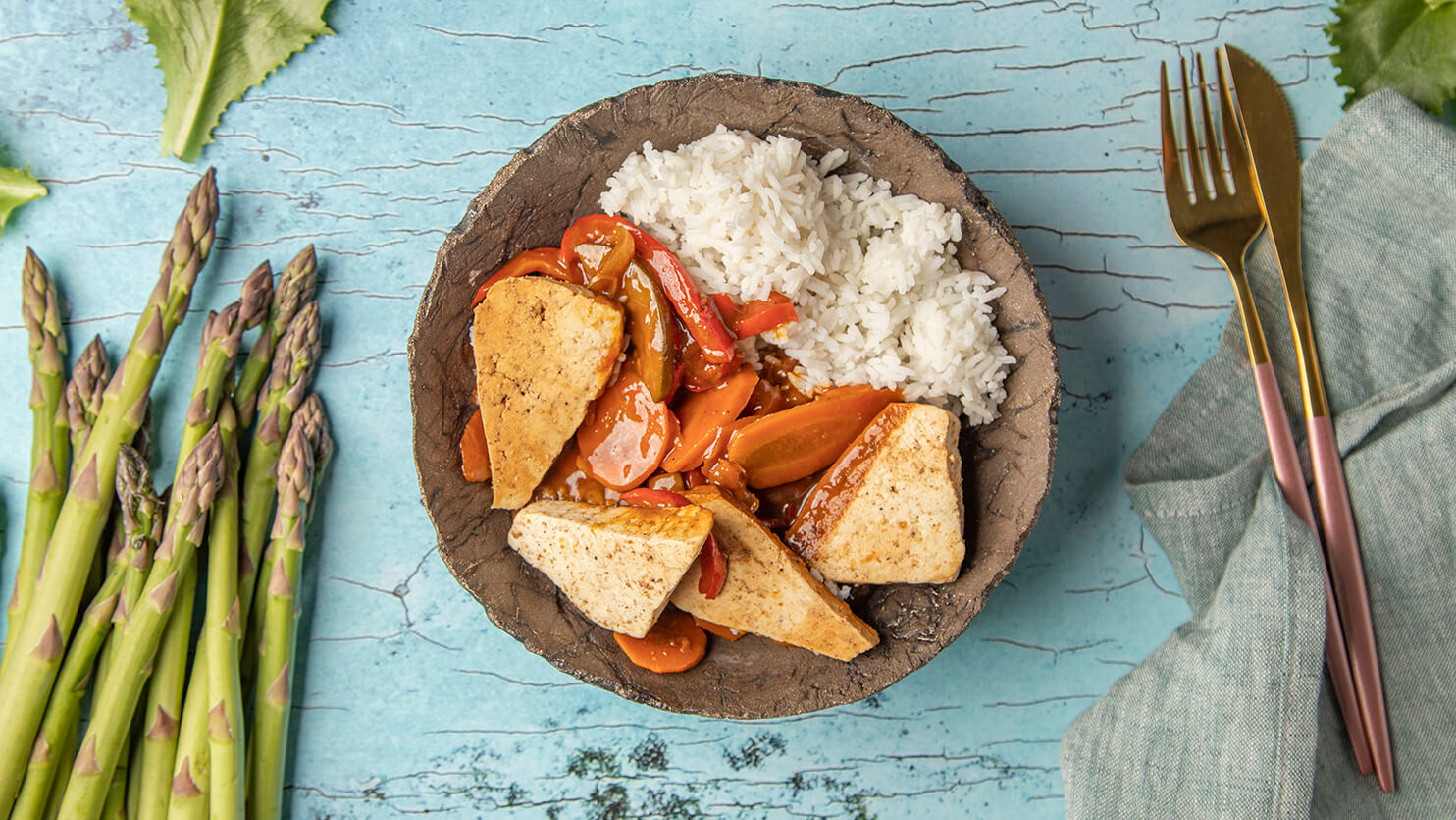 Pieczone tofu z warzywami i ryżem